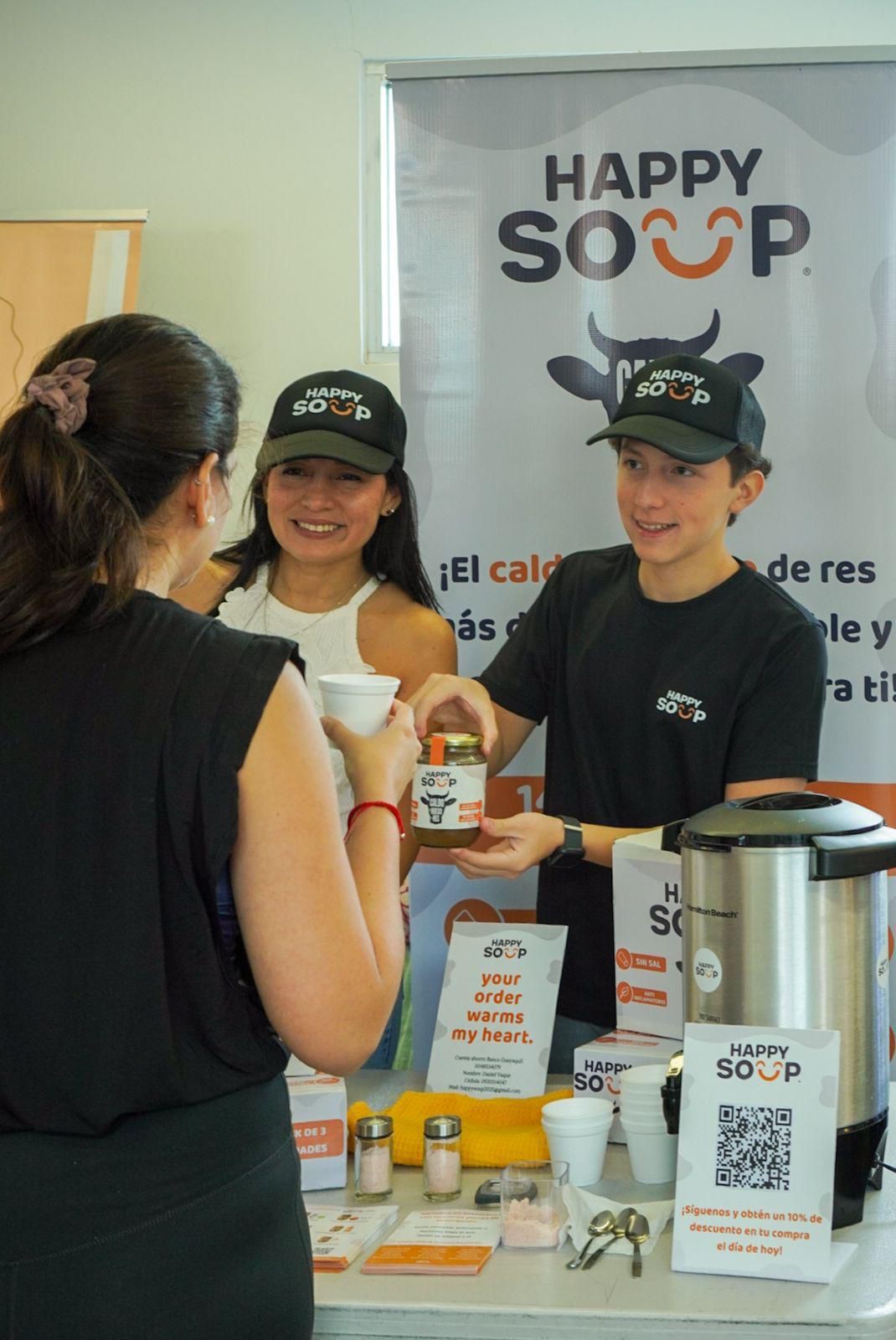Daniel Vaque y su mamá sirviendo Happy Soup